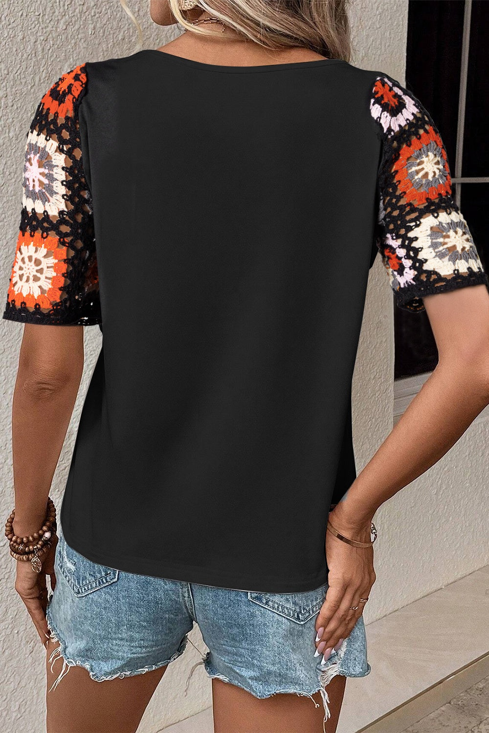 Blusa de manga corta con cuello redondo geométrico