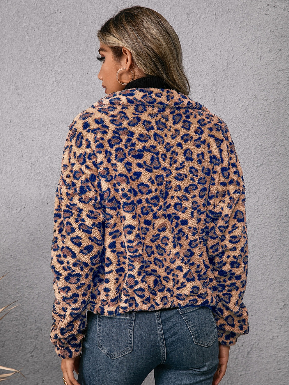 Chaqueta con cremallera y estampado de leopardo con cordón