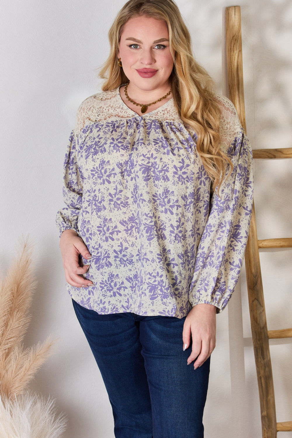 Hailey &amp; Co Blusa estampada con detalle de encaje de tamaño completo