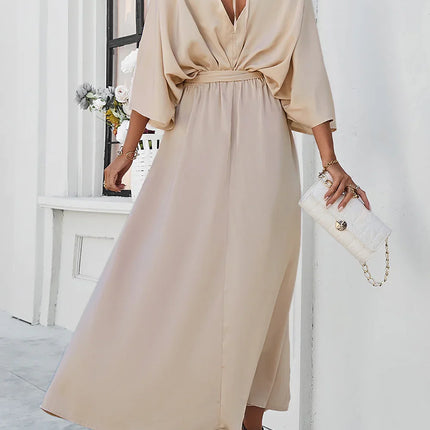 Vestido de manga tres cuartos con cuello en V y abertura anudada