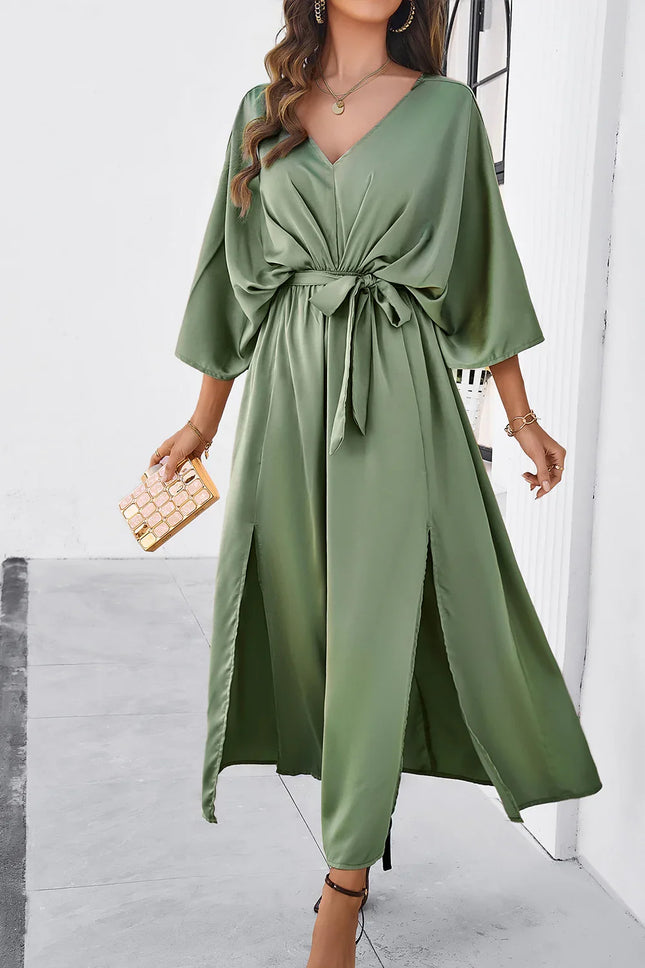 Vestido com decote em V e manga três quartos com fenda