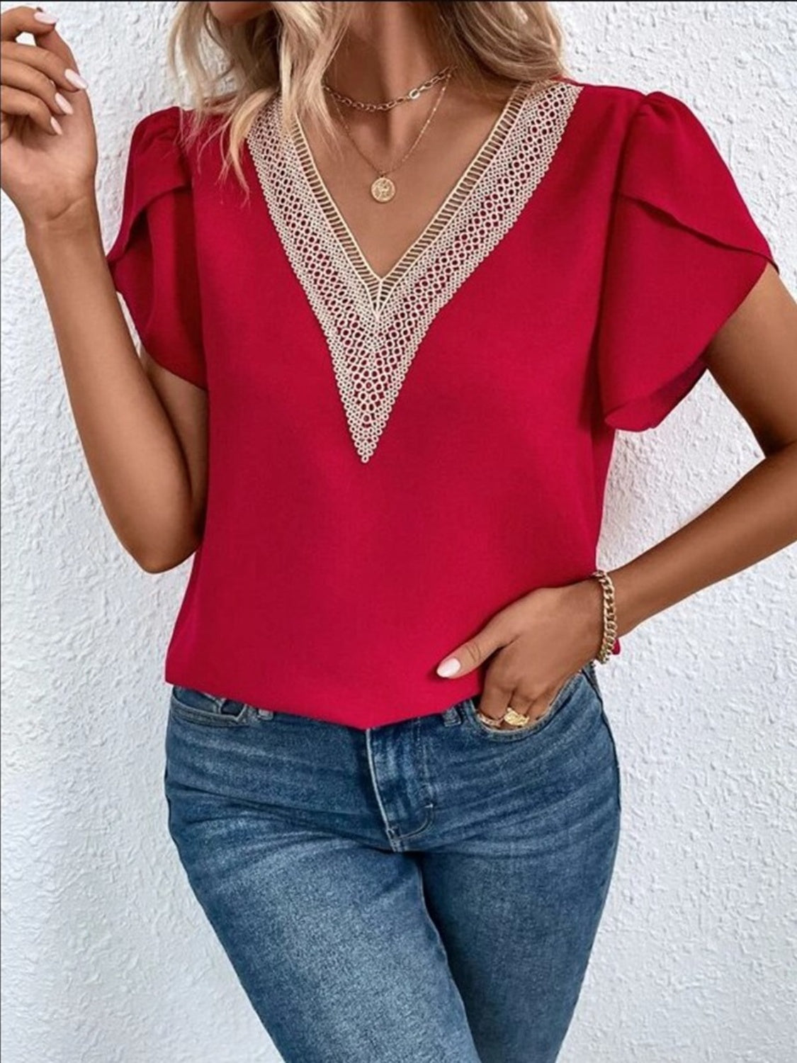 Blusa con mangas de pétalos y cuello en V