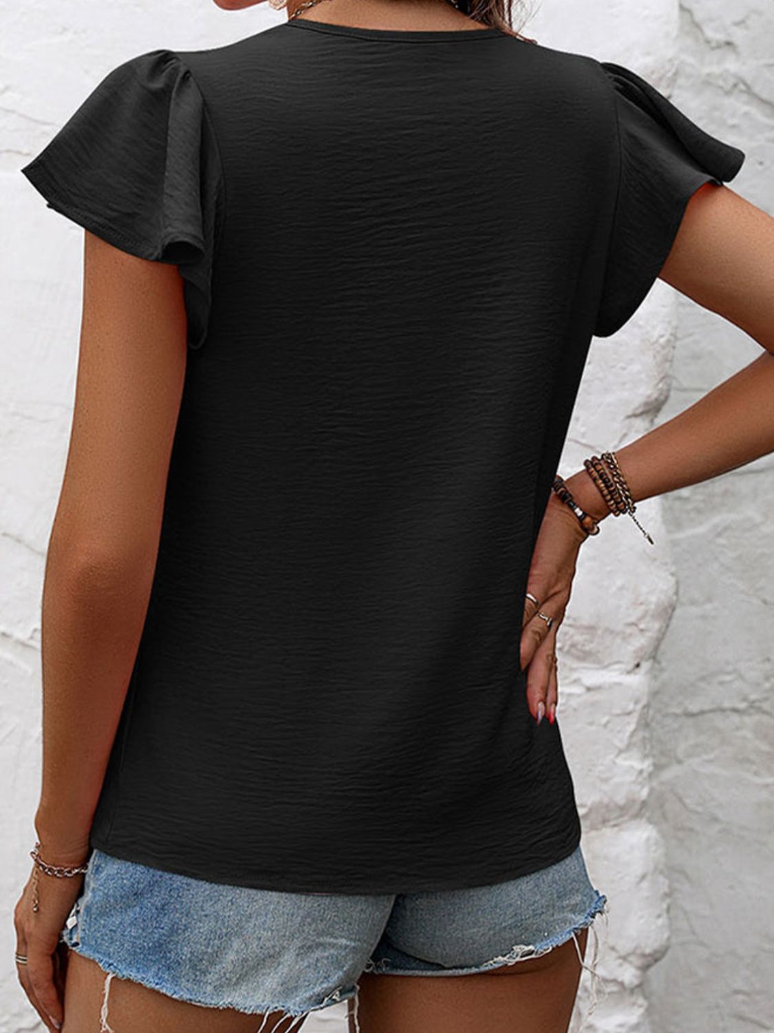 Blusa con manga japonesa y cuello redondo con volantes