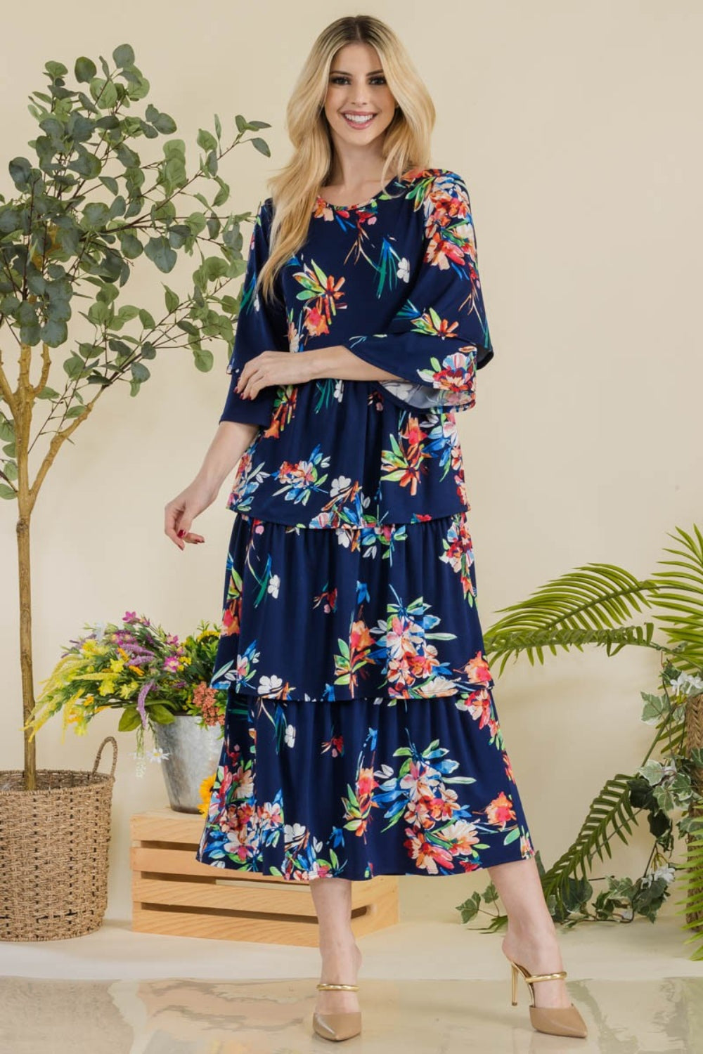 Vestido midi escalonado con volantes y flores de tamaño completo Celeste