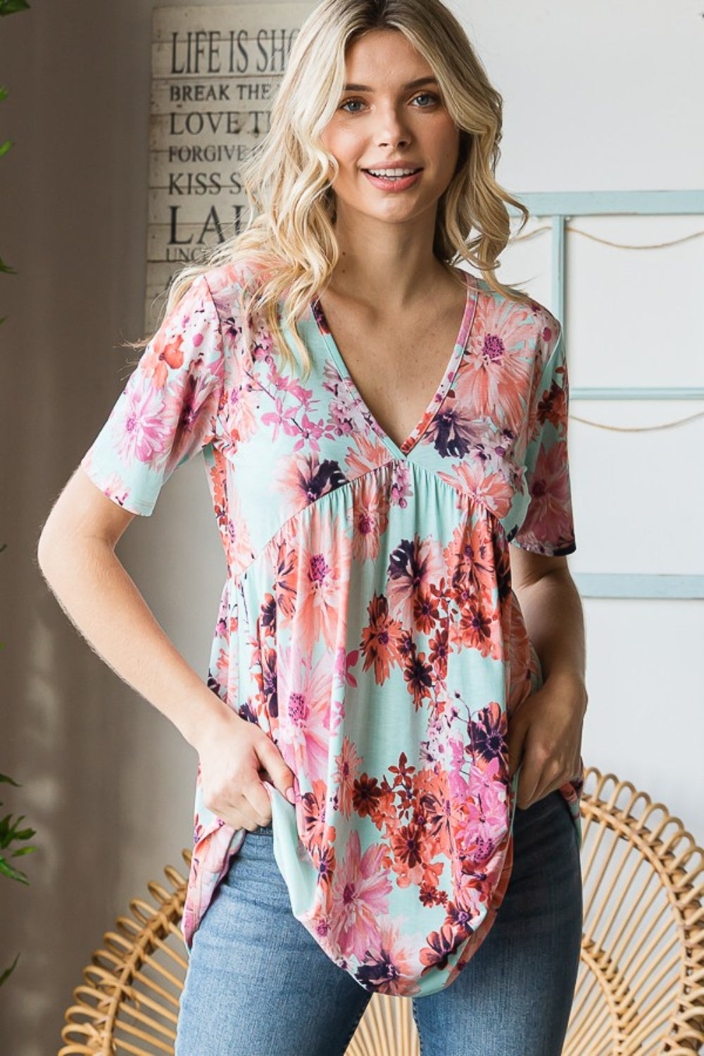 Blusa tipo babydoll de manga corta con cuello en V floral y tamaño completo de Heimish