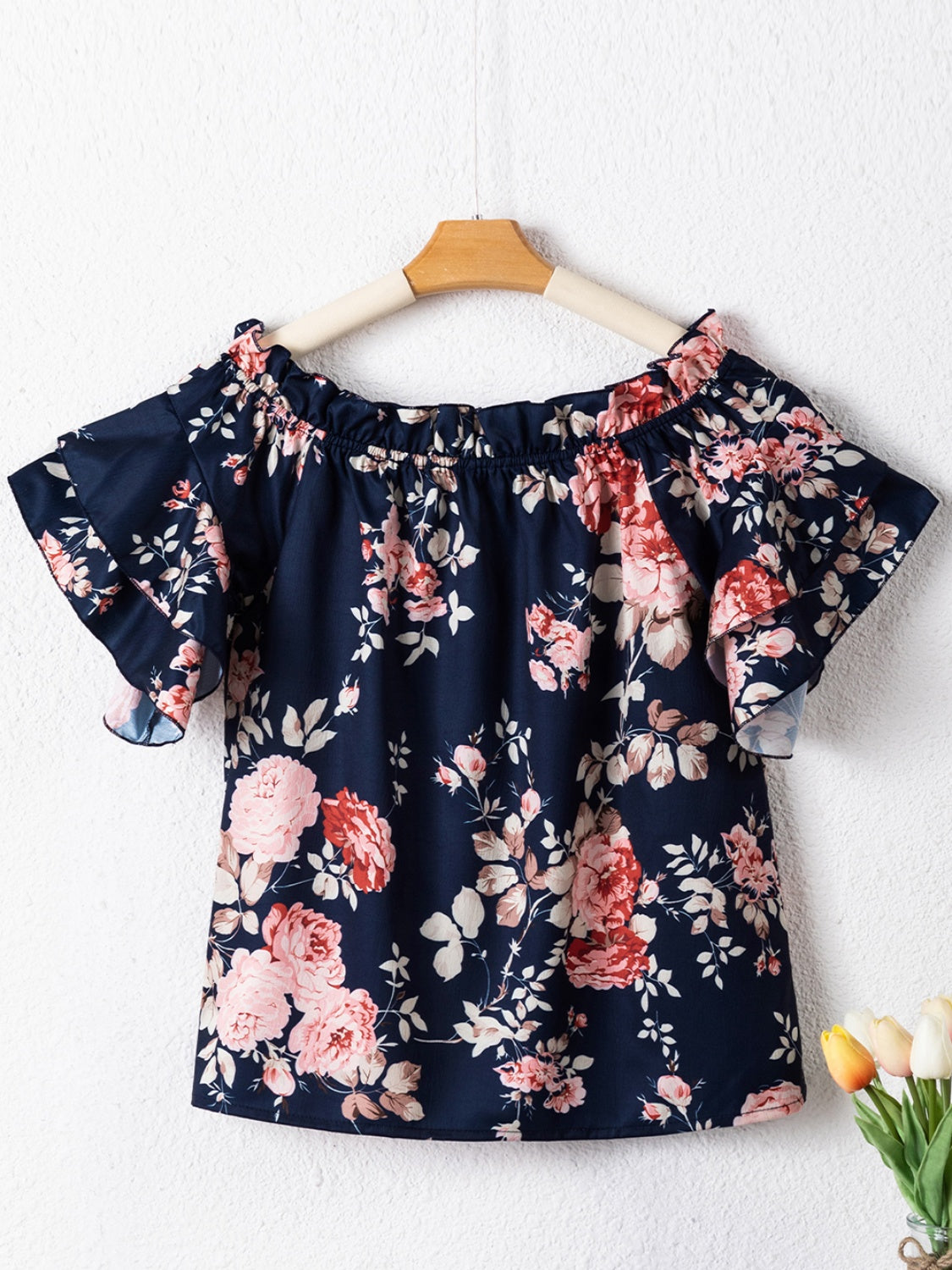 Blusa estampada con hombros descubiertos y mangas con volantes