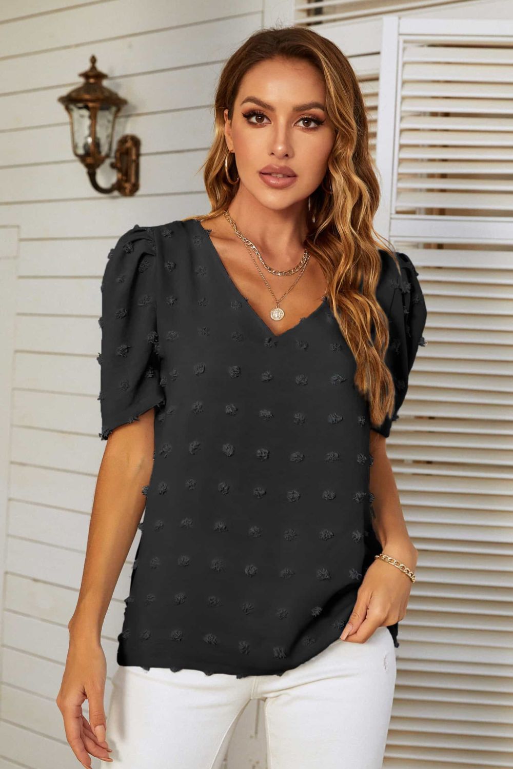 Blusa con mangas abullonadas y cuello en V con lunares suizos