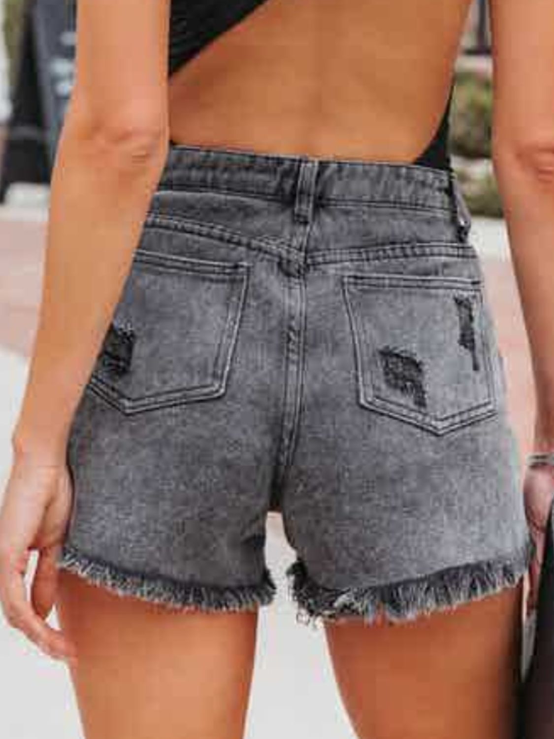 Shorts vaqueros con flecos desgastados y bolsillos