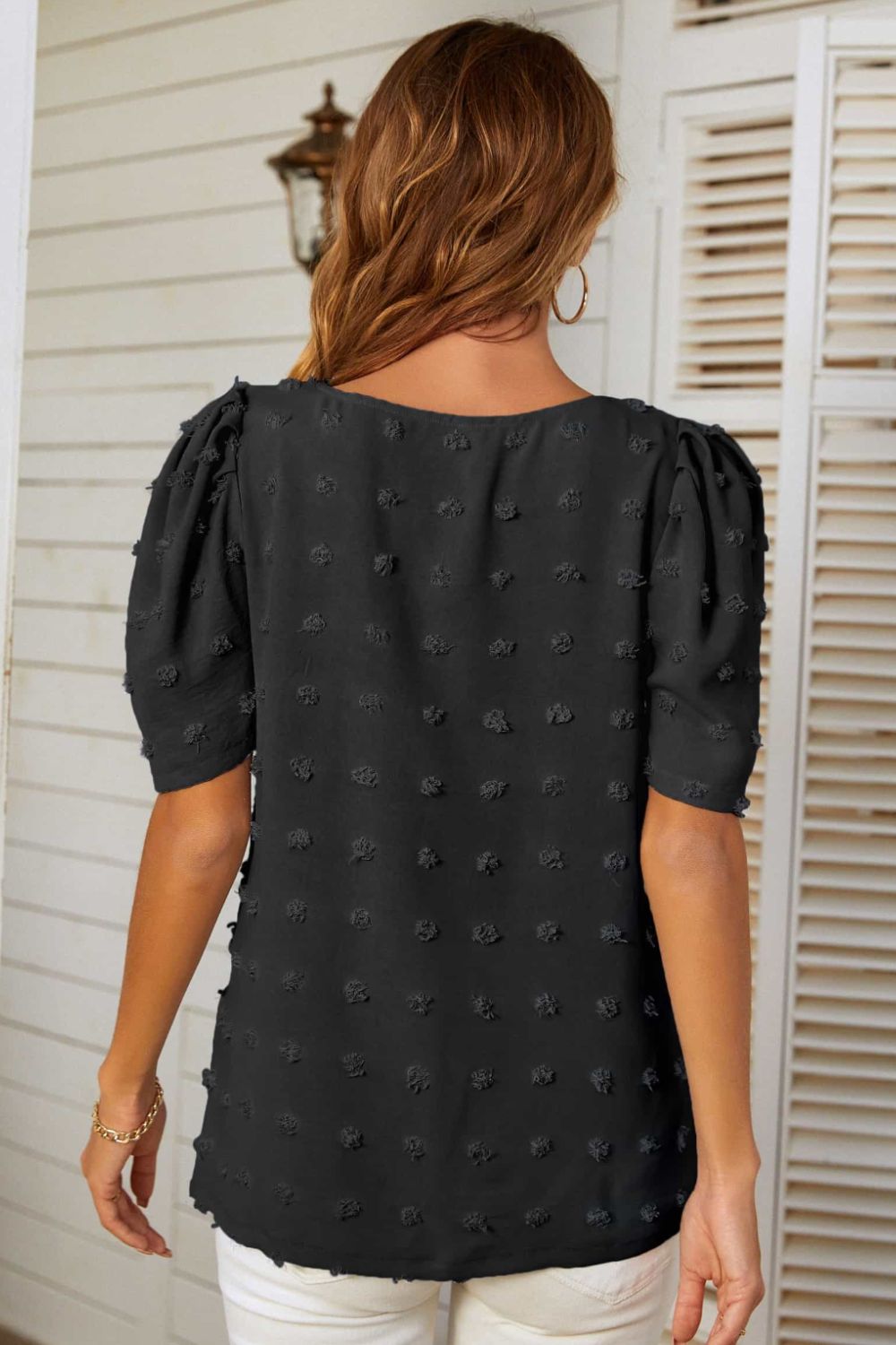 Blusa con mangas abullonadas y cuello en V con lunares suizos