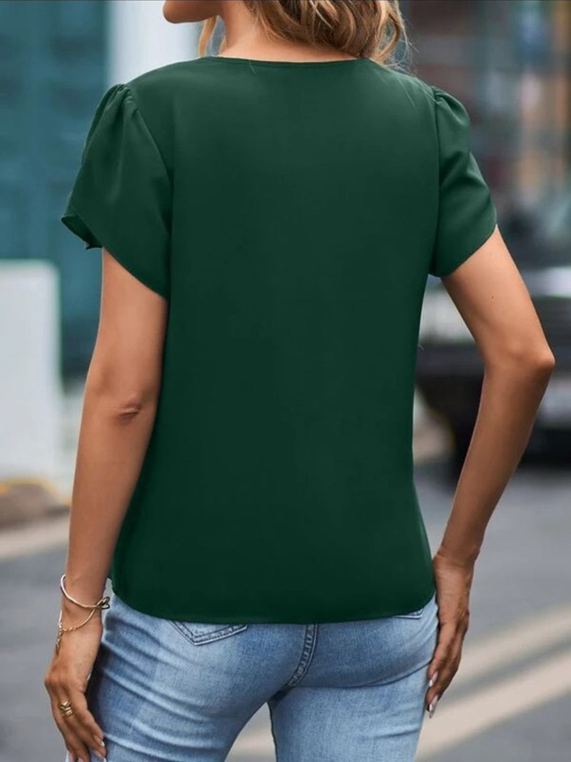 Blusa con mangas de pétalos y cuello en V