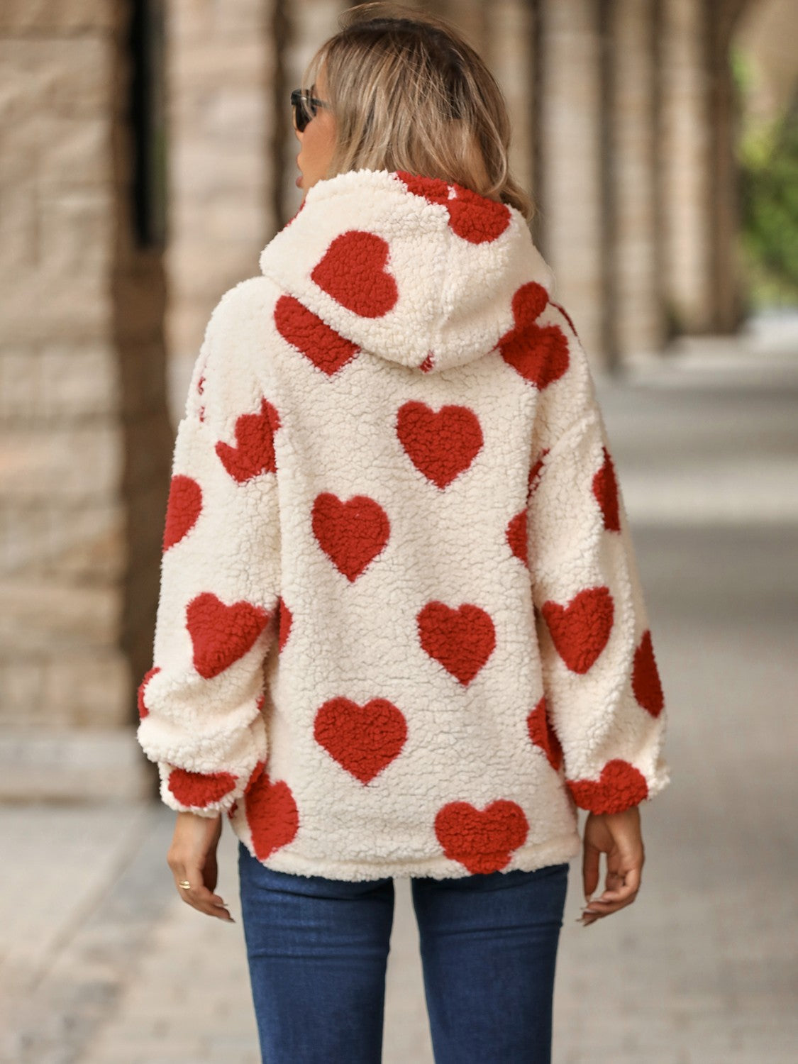 Sudadera con capucha y hombros caídos con bolsillo y corazón difuso