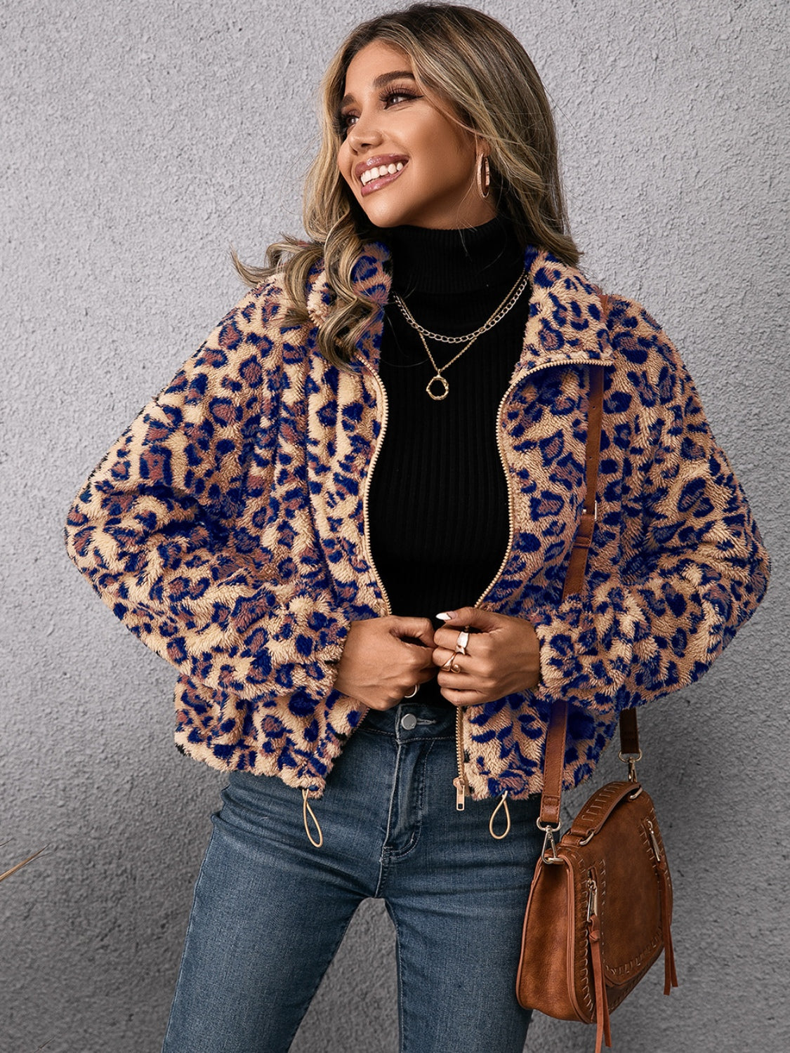 Chaqueta con cremallera y estampado de leopardo con cordón