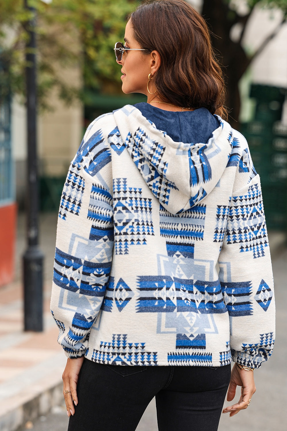 Sudadera con capucha y hombros caídos con estampado geométrico