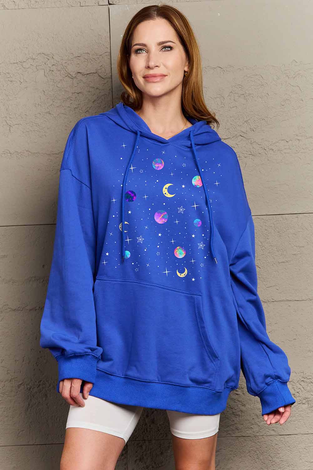 Simply Love Sudadera con capucha y estampado de luna y estrella de hombros caídos de tamaño completo de Simply Love