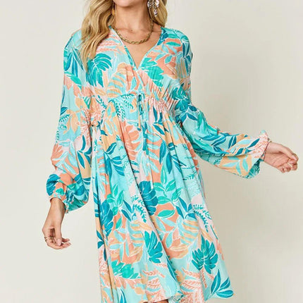 Vestido con cordón y cuello en V estampado de tamaño completo de Double Take
