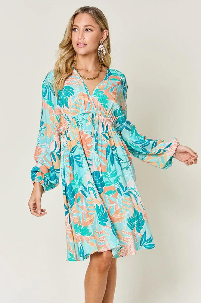 Vestido con cordón y cuello en V estampado de tamaño completo de Double Take