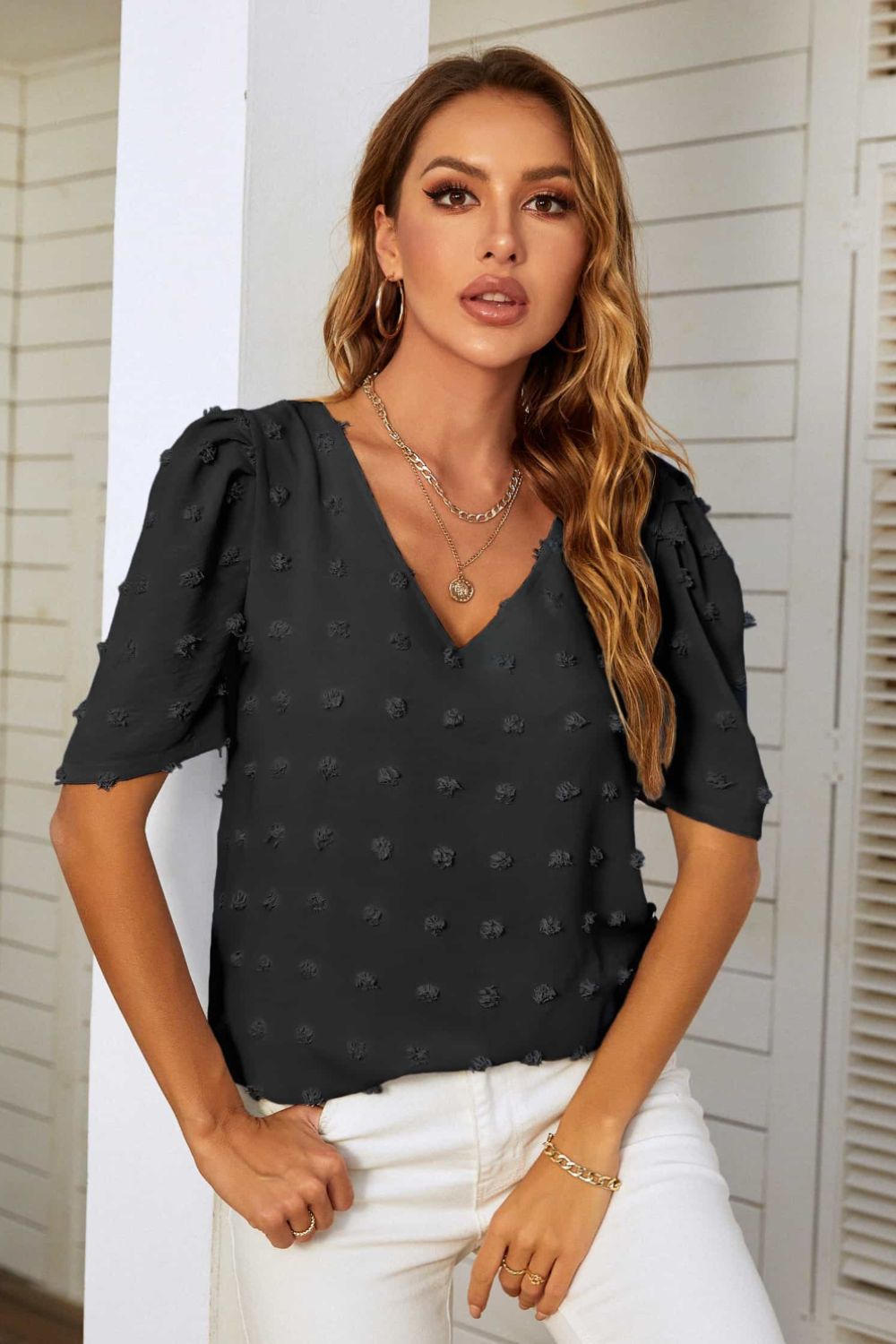 Blusa con mangas abullonadas y cuello en V con lunares suizos