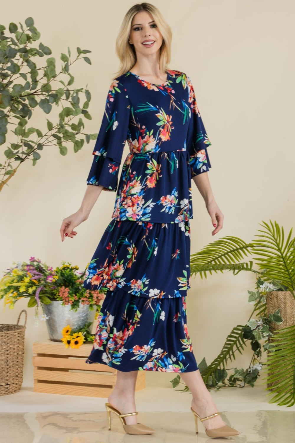 Vestido midi escalonado con volantes y flores de tamaño completo Celeste