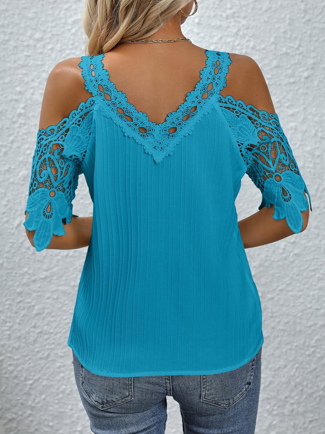 Blusa con hombros descubiertos y cuello en V con detalle de encaje