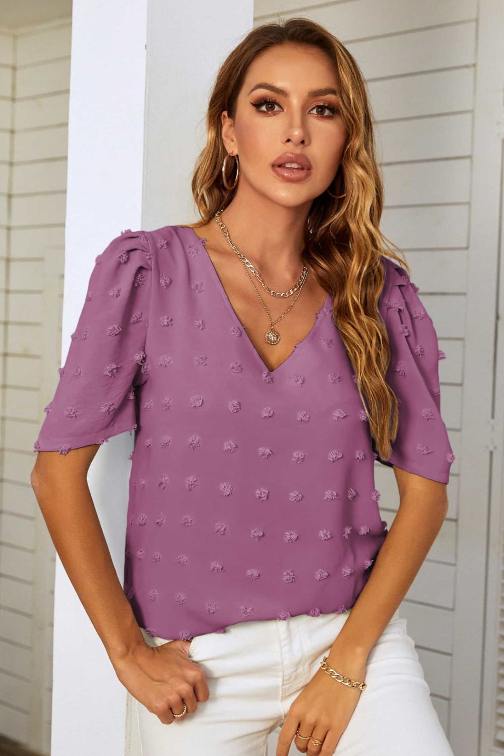 Blusa con mangas abullonadas y cuello en V con lunares suizos