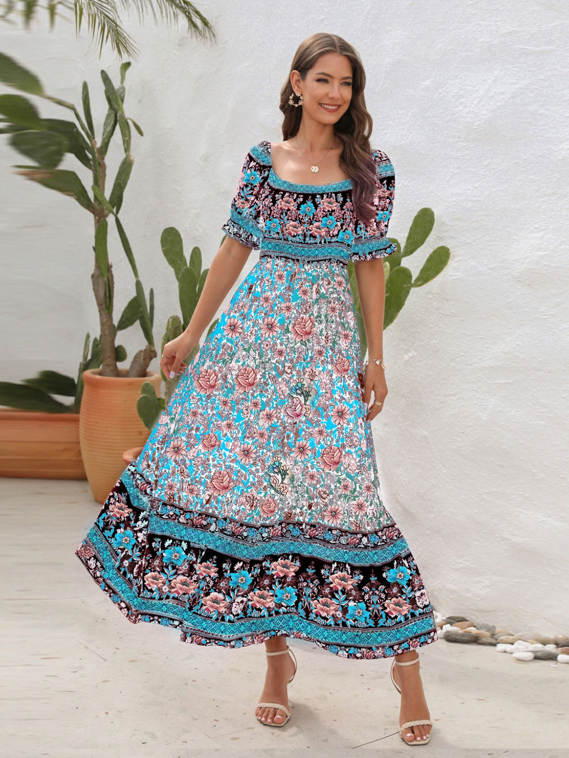 Vestido midi floral con mangas con volantes