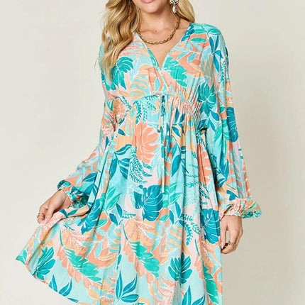 Vestido con cordón y cuello en V estampado de tamaño completo de Double Take