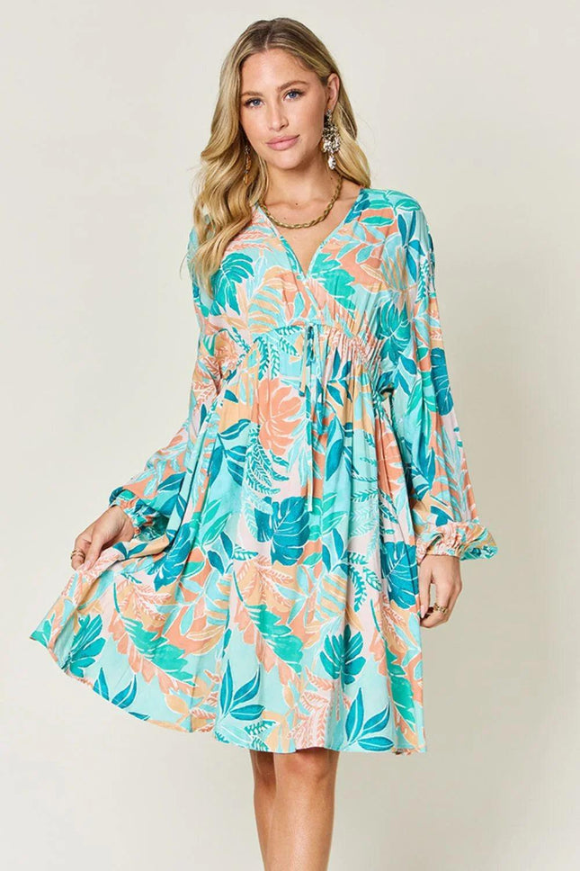 Vestido con cordón y cuello en V estampado de tamaño completo de Double Take