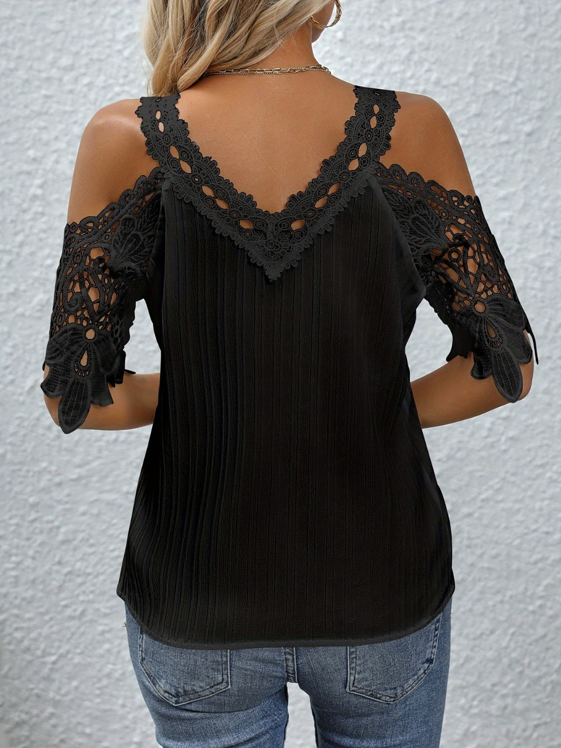 Blusa con hombros descubiertos y cuello en V con detalle de encaje