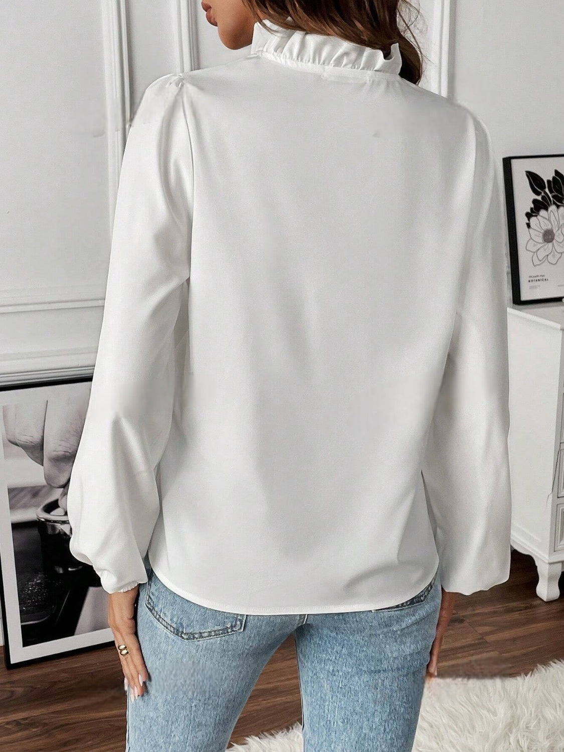 Blusa de manga larga con cuello en V y volantes