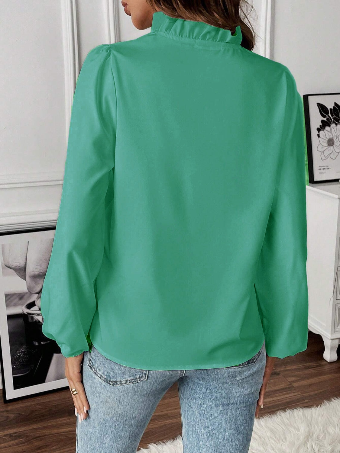 Blusa de manga larga con cuello en V y volantes