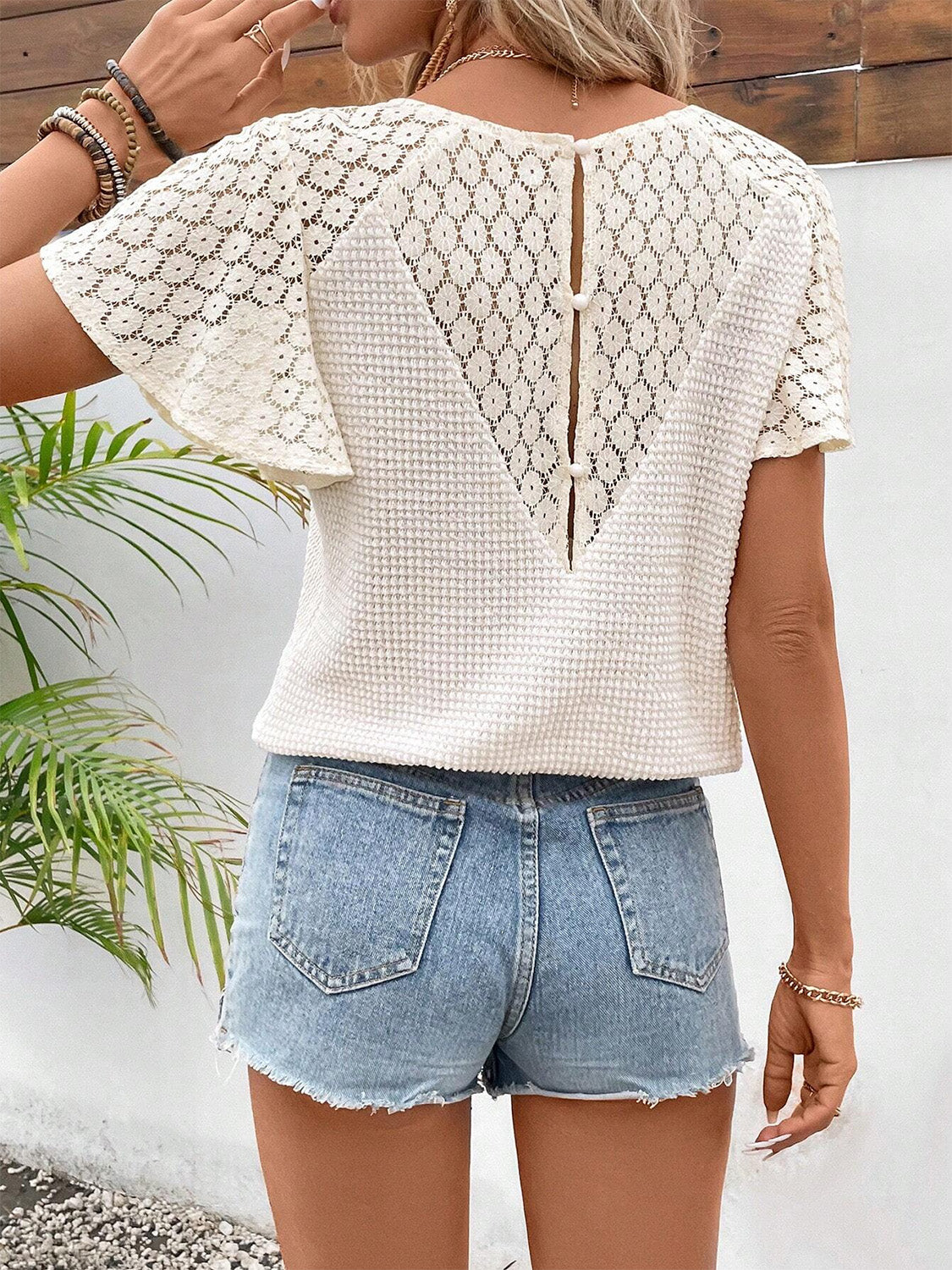 Blusa con mangas acampanadas y cuello en V