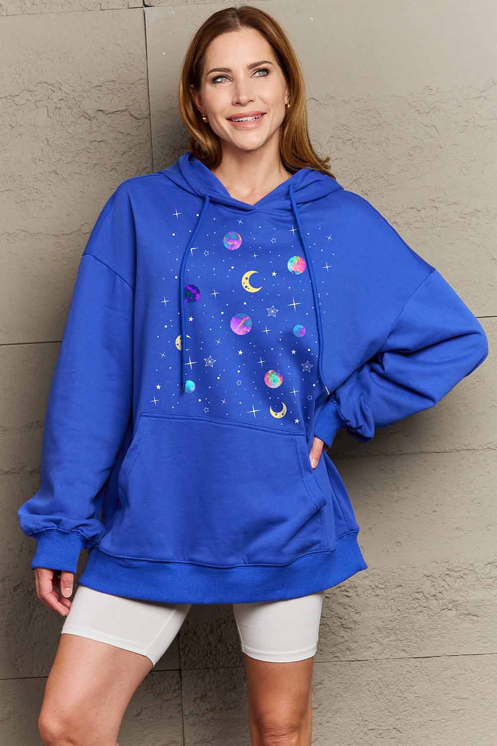 Simply Love Sudadera con capucha y estampado de luna y estrella de hombros caídos de tamaño completo de Simply Love