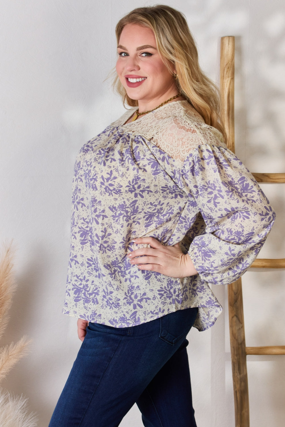 Hailey &amp; Co Blusa estampada con detalle de encaje de tamaño completo