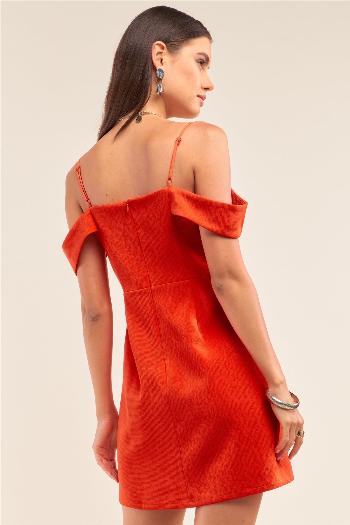 Minivestido con hombros descubiertos y escote en forma de corazón rojo tomate