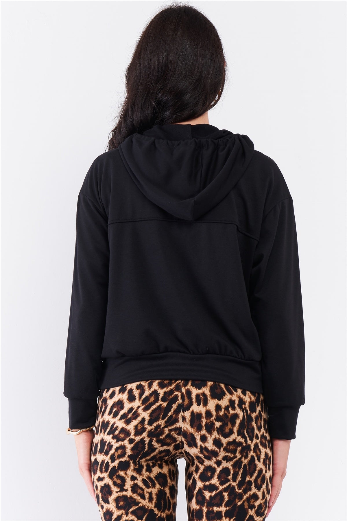 Sudadera con capucha extragrande y cuello alto con detalle de cremallera y cordón ajustable en negro