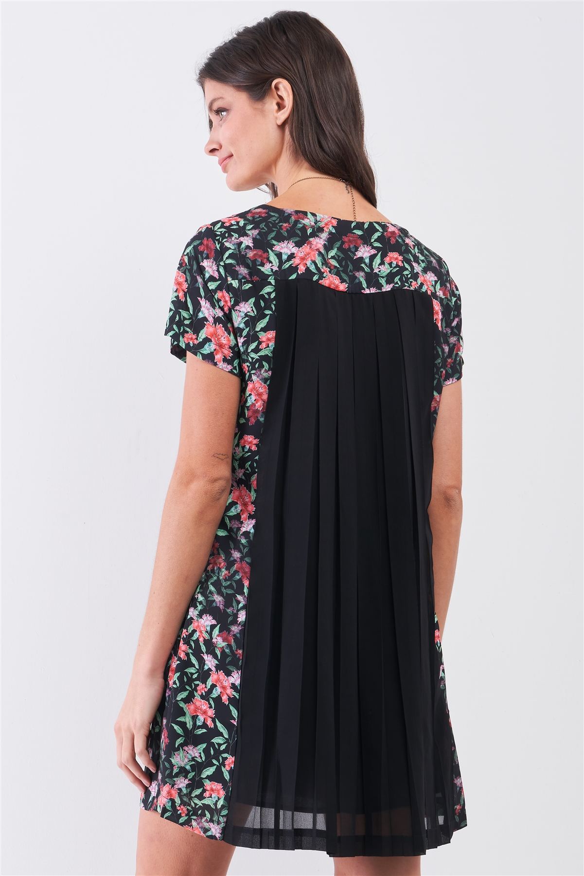 Minivestido relajado con detalle de espalda plisada y estampado floral multicolor negro