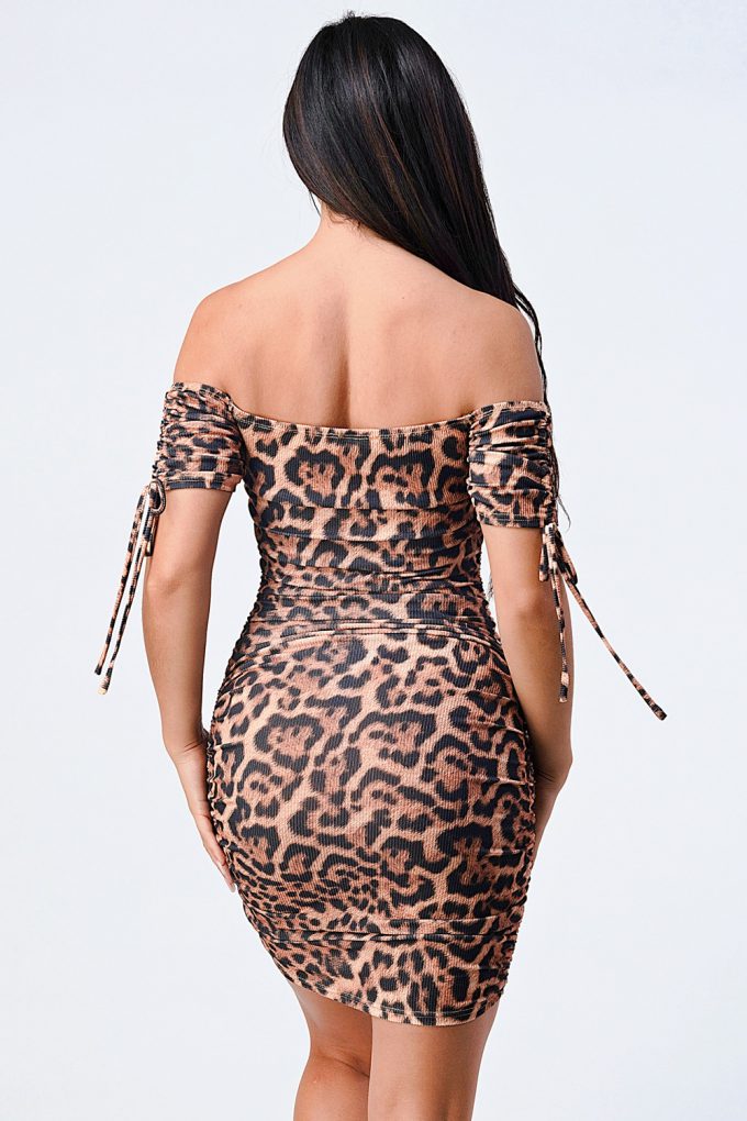 Vestido ajustado con hombros descubiertos y estampado de leopardo