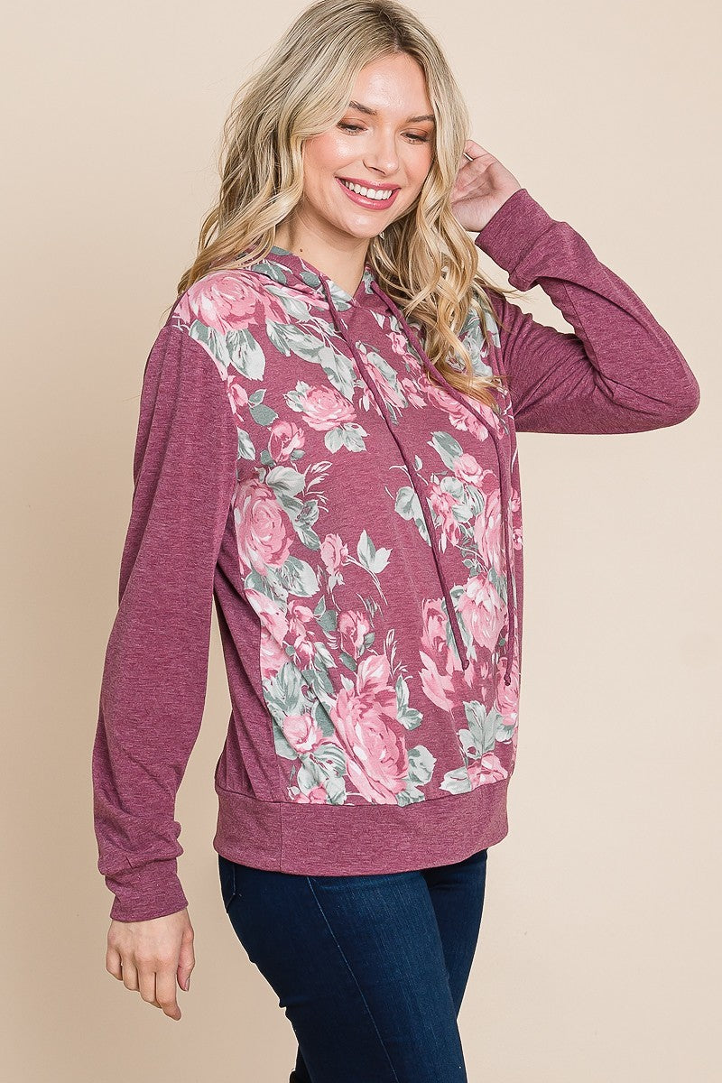 Sudadera con capucha en contraste con estampado floral, ajuste relajado y detalle de puños