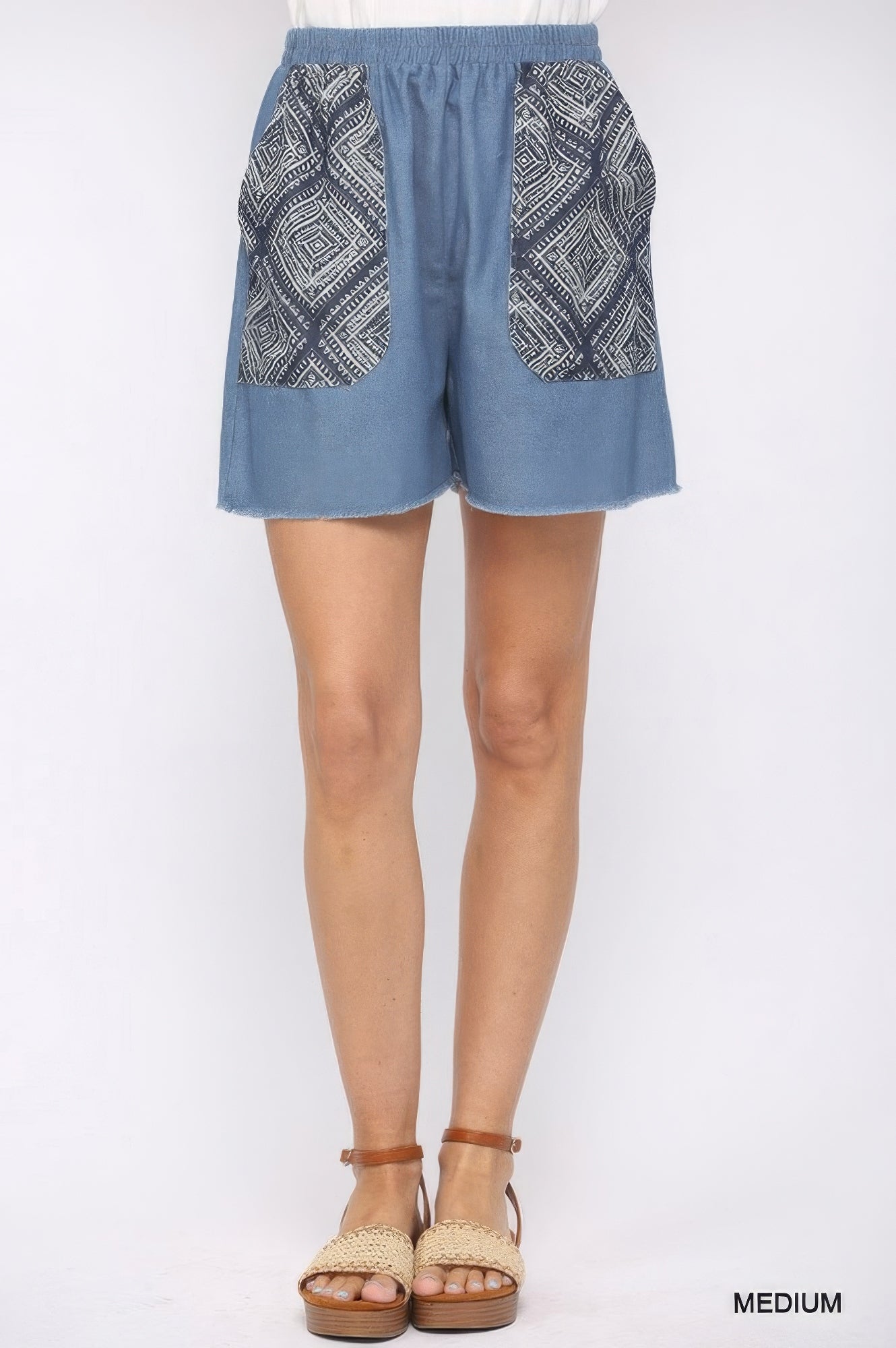 Shorts con cintura elástica y bolsillos estampados y denim con dobladillo sin rematar