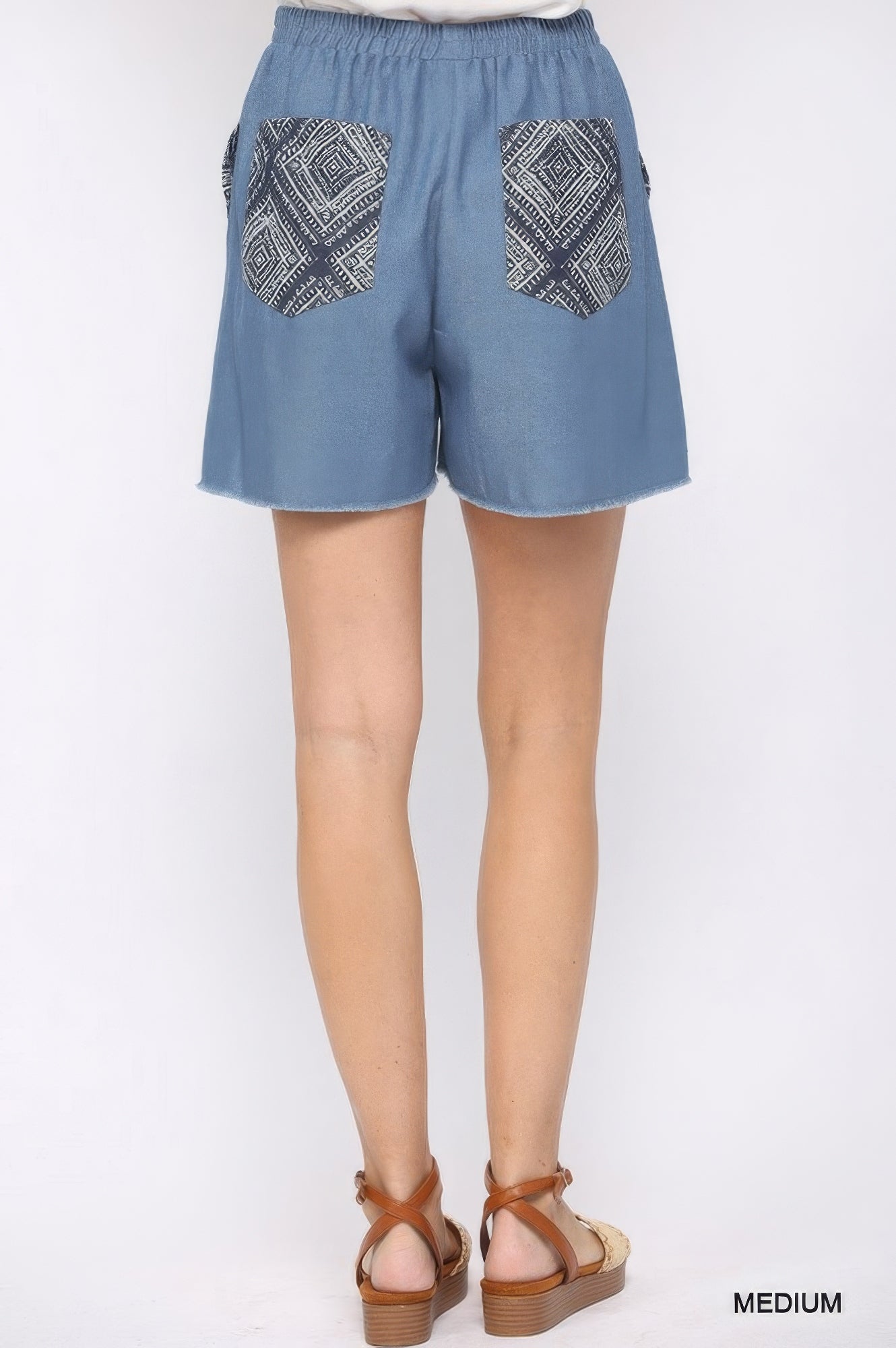 Shorts con cintura elástica y bolsillos estampados y denim con dobladillo sin rematar