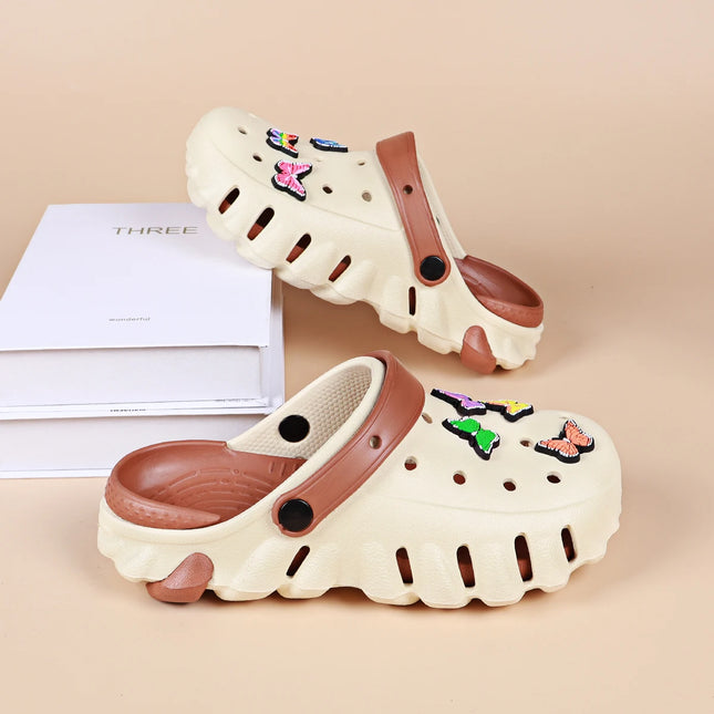Zuecos de playa antideslizantes de verano para mujer, ligeros, de suela gruesa y punta cerrada con adornos de mariposas de colores.