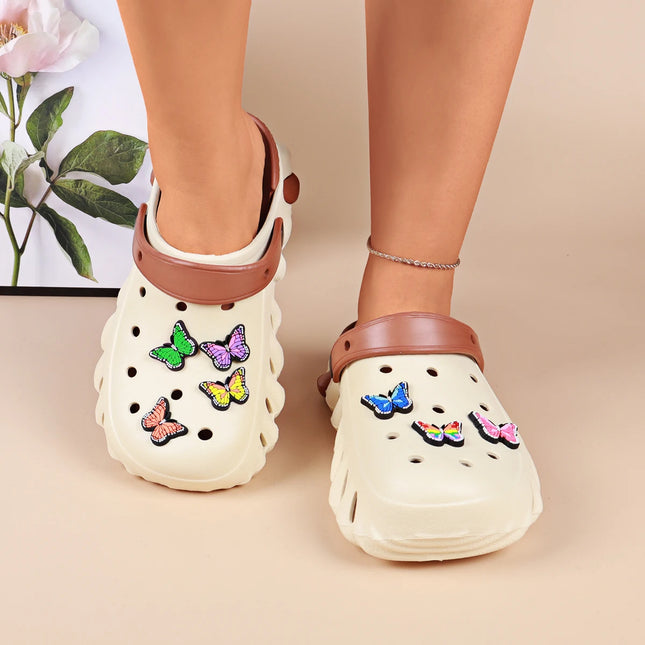 Zuecos de playa antideslizantes de verano para mujer, ligeros, de suela gruesa y punta cerrada con adornos de mariposas de colores.