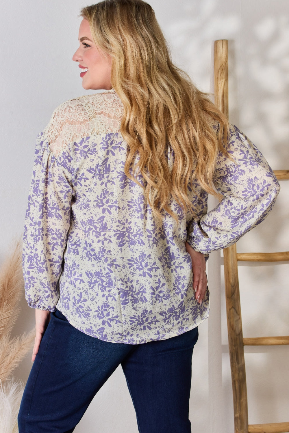 Hailey &amp; Co Blusa estampada con detalle de encaje de tamaño completo