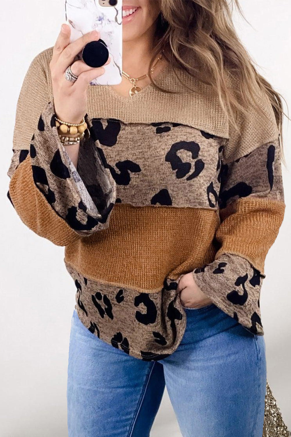 Blusa con cuello en V y costuras expuestas de leopardo de talla grande