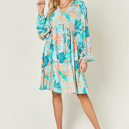 Vestido con cordón y cuello en V estampado de tamaño completo de Double Take