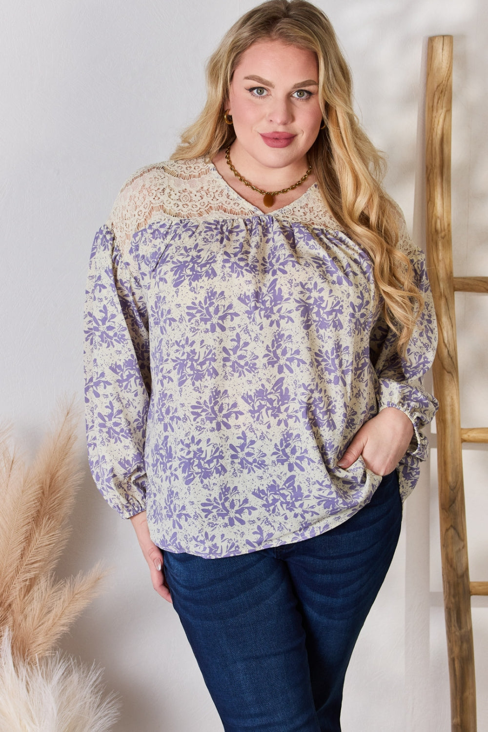 Hailey &amp; Co Blusa estampada con detalle de encaje de tamaño completo