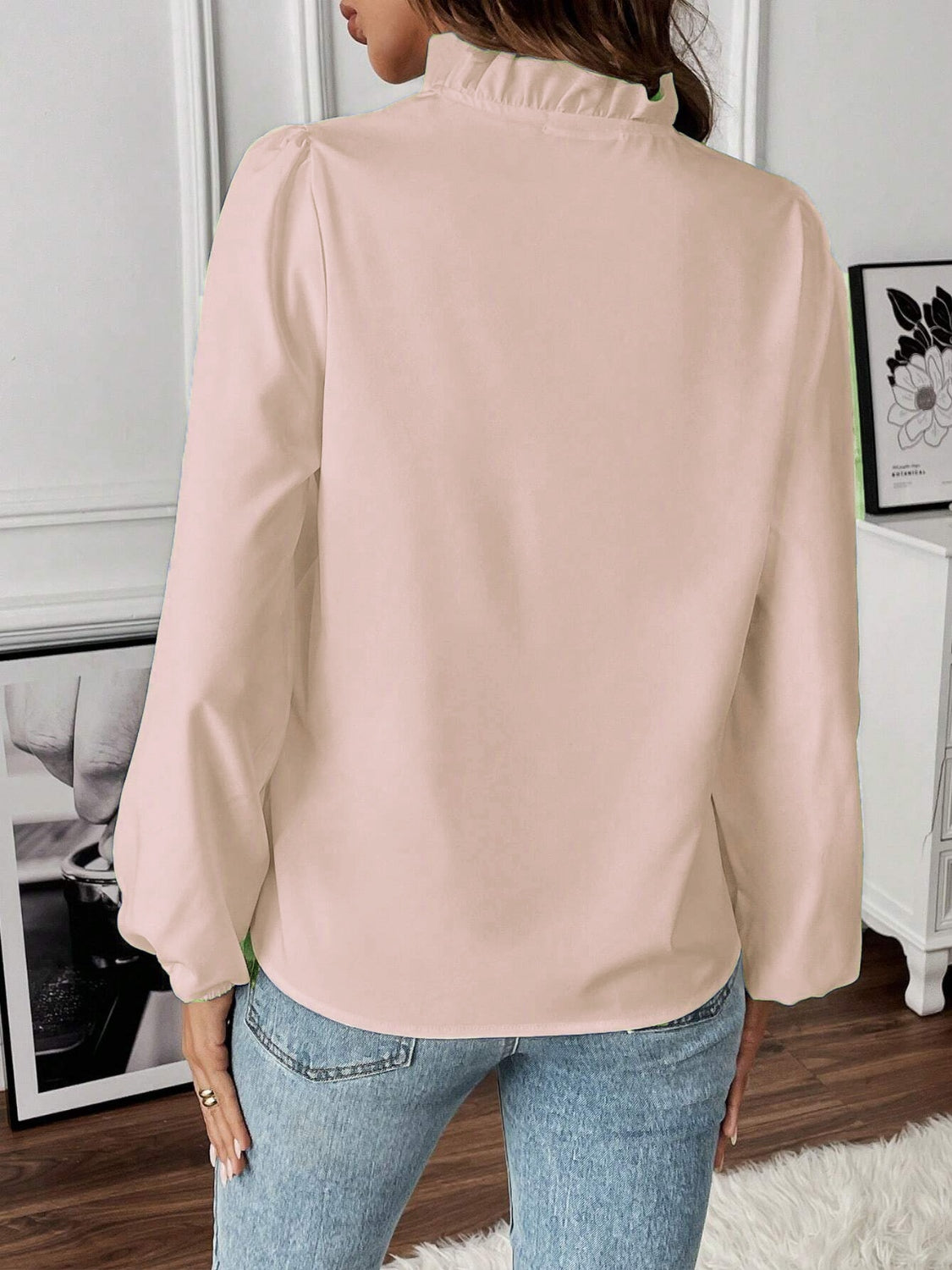 Blusa de manga larga con cuello en V y volantes