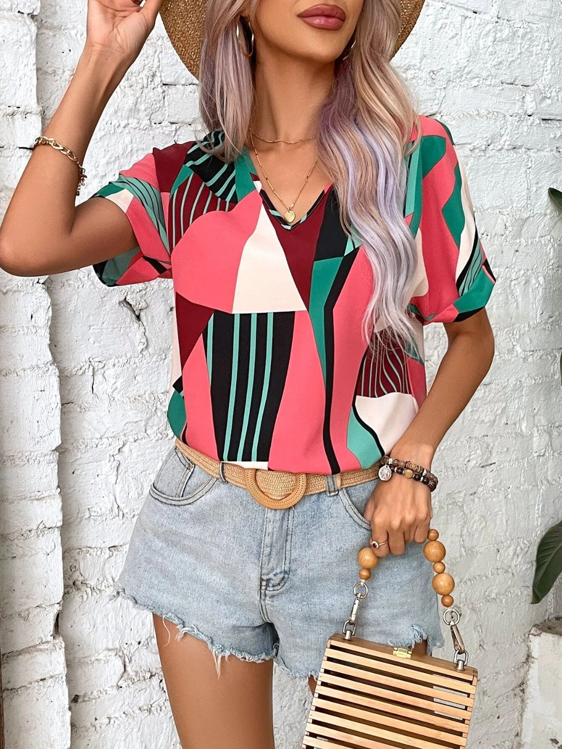 Blusa estampada de manga corta con cuello en V