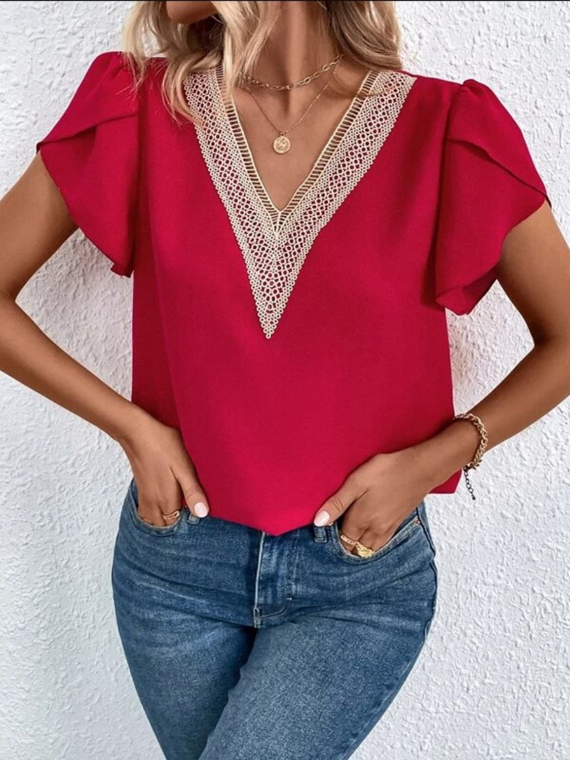 Blusa con mangas de pétalos y cuello en V