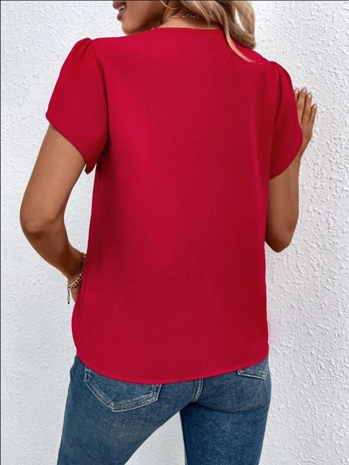 Blusa con mangas de pétalos y cuello en V